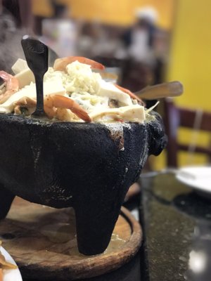 Molcajete para 2 personas te lo sirven con tortillas  delicioso.