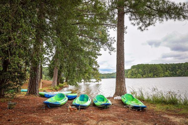 Pin Oak lake sits right outside The Restaurant at Natchez Trace. The park offers paddling rentals.