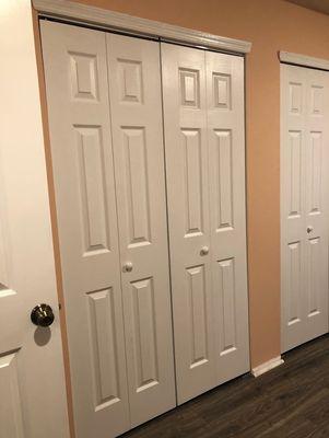 Closet folding door