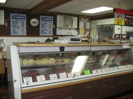 Deli with great meats and cheese. Daily specials and great prices. Easier then waiting in line at hannaford! Best steaks!