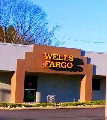 Wells Fargo, Newtown Square -- storefront