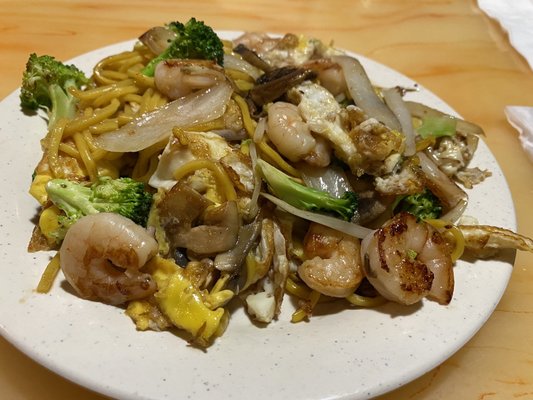 Hibachi with shrimp, noodles, mushrooms, onions, egg and broccoli with teriyaki garlic sauce