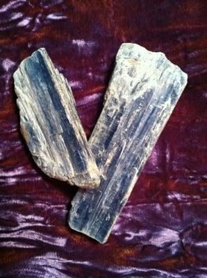 Kyanite balances and strengthens the 5th Chakra.