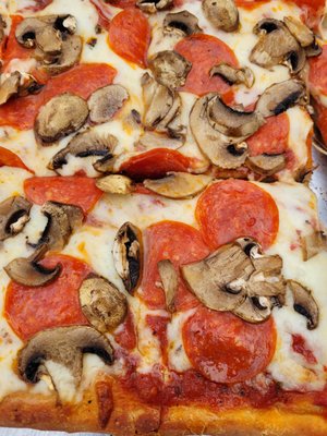 Sicilian peperoni & mushroom; amazing crust!!  Best Sicilian in years!