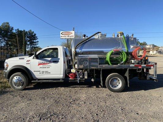 Portable toilets rental