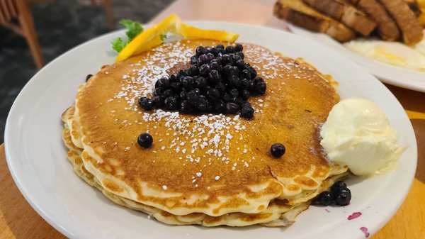 Full stack blueberry pancakes - 3 pancakes that are fluffy, thin and delicious!