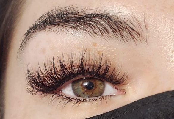 Spiky volume lashes with lots of texture