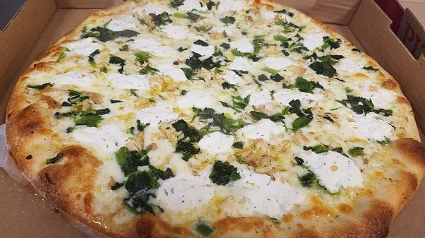 Chicken florentine : garlic base with diced chicken, spinach, ricotta cheese and fresh garlic