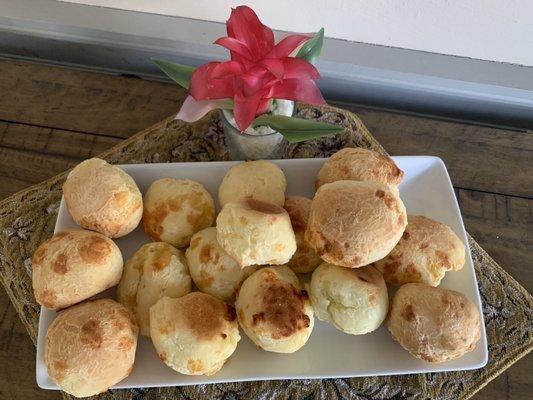 A mix of the frozen (on the sides) and ready to eat (in the center) cheese balls.