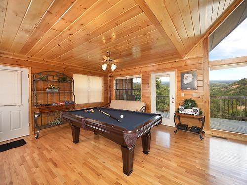 Gatlinburg cabin with pool table and games