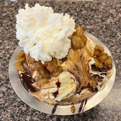 Small vanilla/hot fudge/wet walnut sundae