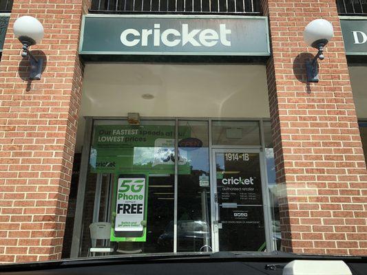 Worst Cricket store- If your not Hispanic