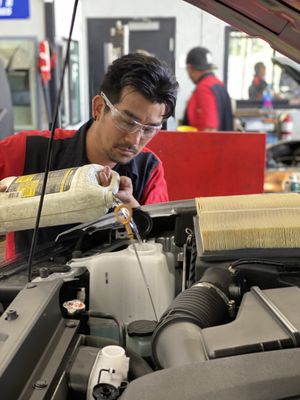 Every Oil change service comes with a Digital Inspection and Fluid top-off. Here is Justin Lau servicing a vehicle at our Pahoa location.