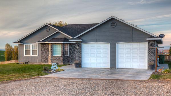 Newer home on small acreage in New Plymouth, ID.