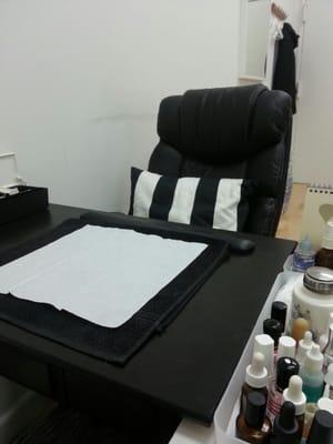 Seon's comfy manicure chair.