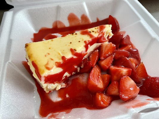 "New York New York" cheesecake with strawberries and strawberry coulis (sauce)