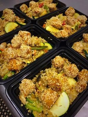 Sesame crusted tempeh & veggie unfried rice