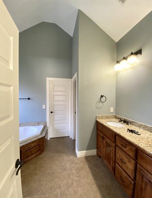 Refinish the bathroom! #localpainter #painternearme #nwahogspainting #paintpros #interiorpainting #commercialpainting #paintingnwa #resident