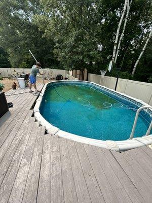 Above ground pool cleaning