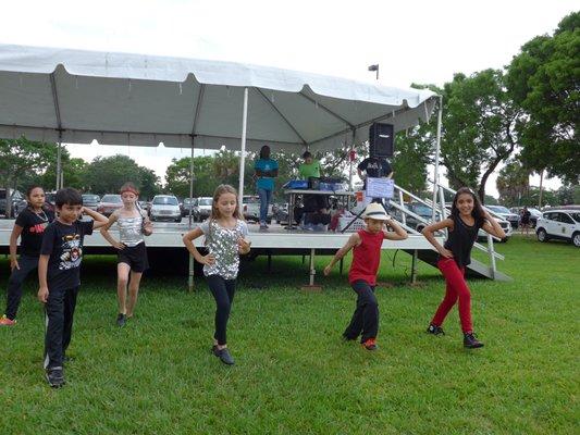 Community showcases, professional dance instructions in Cooper City Florida , Ballet, Jazz, Tap, Dance Composition