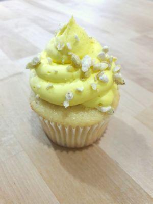 Bananna cupcake with bananna crumble.