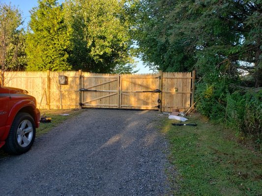 New 6 foot cedar fence with custom built estate gates.