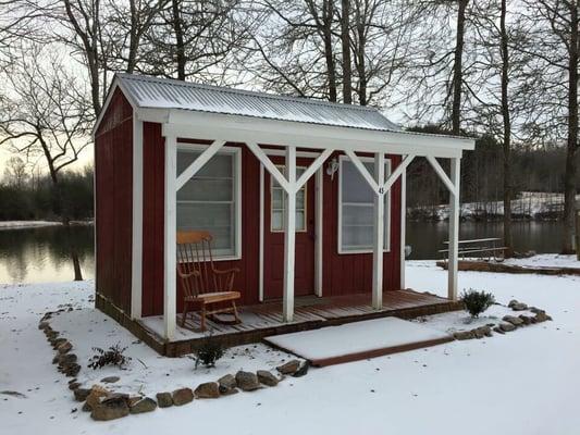 The little cabin by the lake! Awesome view!