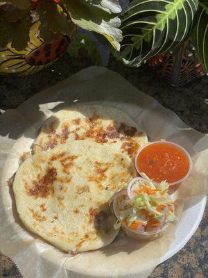 Pupusa con curtido y salsa !