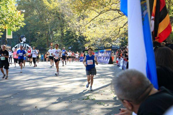 Yao Hua Ooi running a 31min PR in NYC 2016 with a time of 3hr18mins