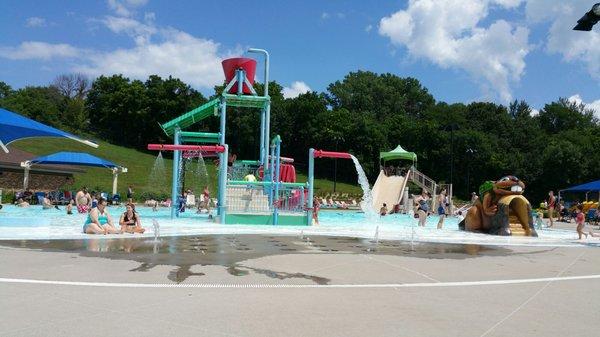 Children's splash pool