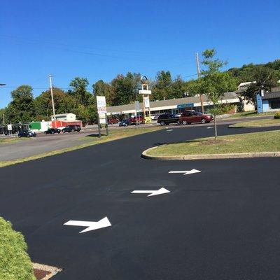 Directional asphalt marking