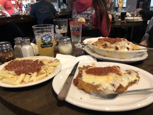 Delicioso veal Parmesan which comes with a side pasta and huge lasagna portion.