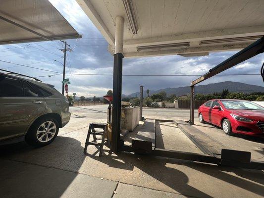 Got my smog check done in less than 20 minutes by Reynald and Frank. They have comfortable chairs to wait in and the best mountain views!