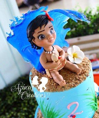 Moana with a custom sugar wave as cake toppers!