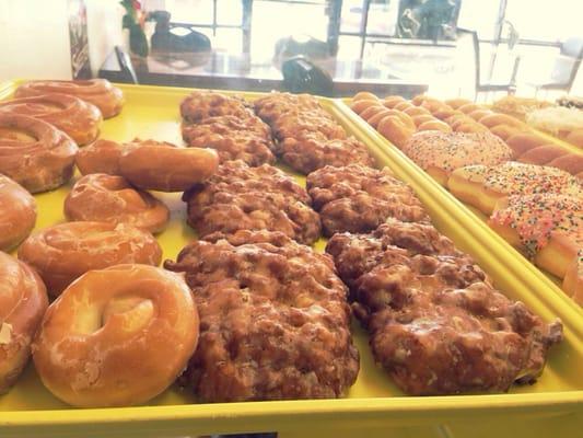 FRESH Cinnamon rolls & Apple Frits :)