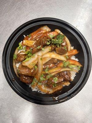 Peruvian Lomo Saltado
Marinated ribeye steak, onions, and tomatoes on jasmine rice.