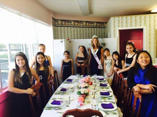 Girl Scout troop and Mrs. Hawai'i America 2014