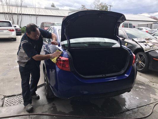 We are buffing the car, make sure the new paint look like mirror