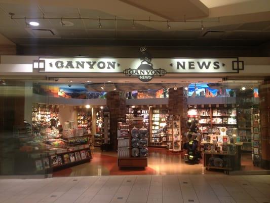 Storefront in outer terminal (pre TSA)