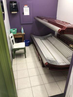 Tanning bed room