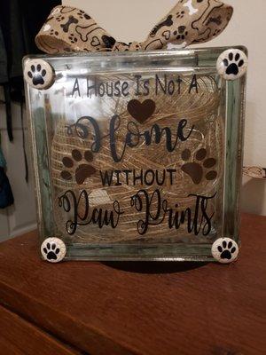 THIS IS A PET THEME LIGHTED GLASS BLOCK.IT HAS SOFT YELLOW LED BATTERY OPERATED LIGHTS GENTLY WRAPPED AROUND BURLAP MESH INSIDE.