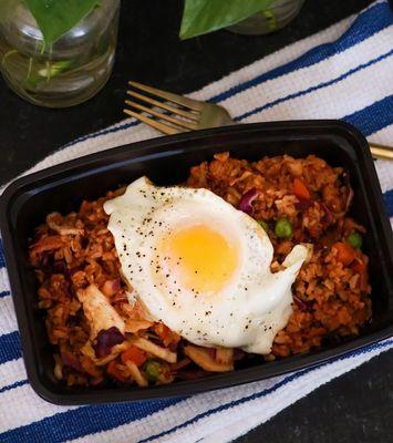 HIBACHI GROUND
TURKEY & RICE
W/ ONIONS, CARROTS, PEAS, RED CABBAGE, GREEN ONIONS, GARLIC, TURKEY BACON W/ AN EGG ON TOP