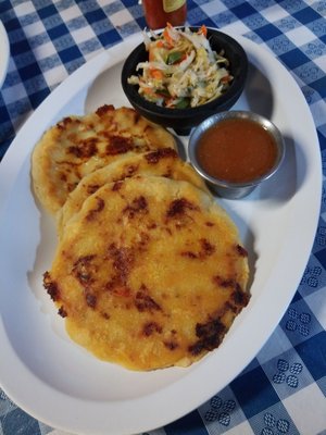 Queso y chicharon pupusas