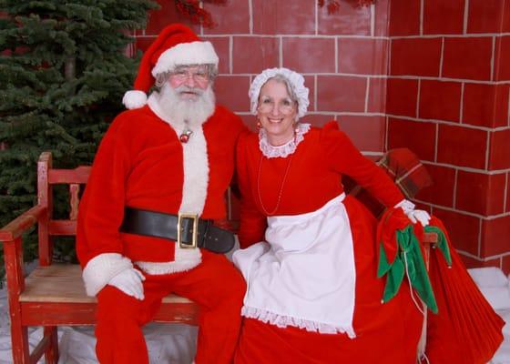 You will love our real-bearded Santas, Mrs Claus and talented facepainting, balloon twisting elves