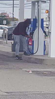 Saw a guy filling up a oil container. I looked close and it is not a gas container. Might as well B a ziploc bag/plastic gallon milk jug SMH