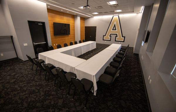 Fen Lacrosse Multi-purpose room is a great meeting space for group of 30 or less.