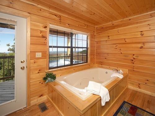 Hot tub at Cabin Fever Vacations