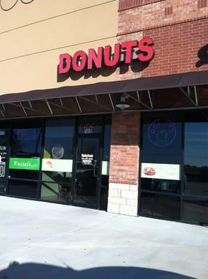 The front of the donut shop!