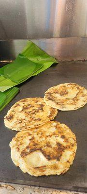 GUIRILAS!!!... (RIGUAS) TORTILLAS DE MAIZ TIERNO ASADAS EN HOJA DE PLÁTANO,  ACOMPAÑADA DE QUESO, Y CREMA...