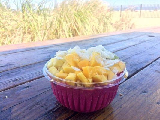 Electric mermaid bowl, delish! It's pitaya, pineapple, mango, kiwi, granola and coconut flakes